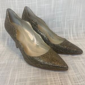Tahari Charter Shimmery Silver Womens 8 Scalloped Pointed Toe 3 inch Heels Shoes